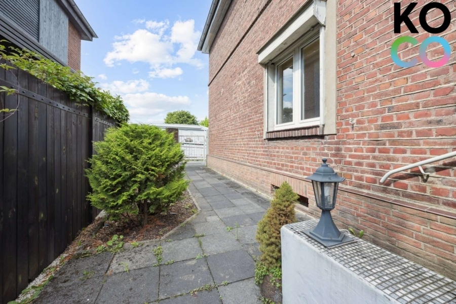 Hauseingang - Ein Haus – viele Möglichkeiten: Wohnen, vermieten oder neu bauen im beliebten Neusser Stadionviertel