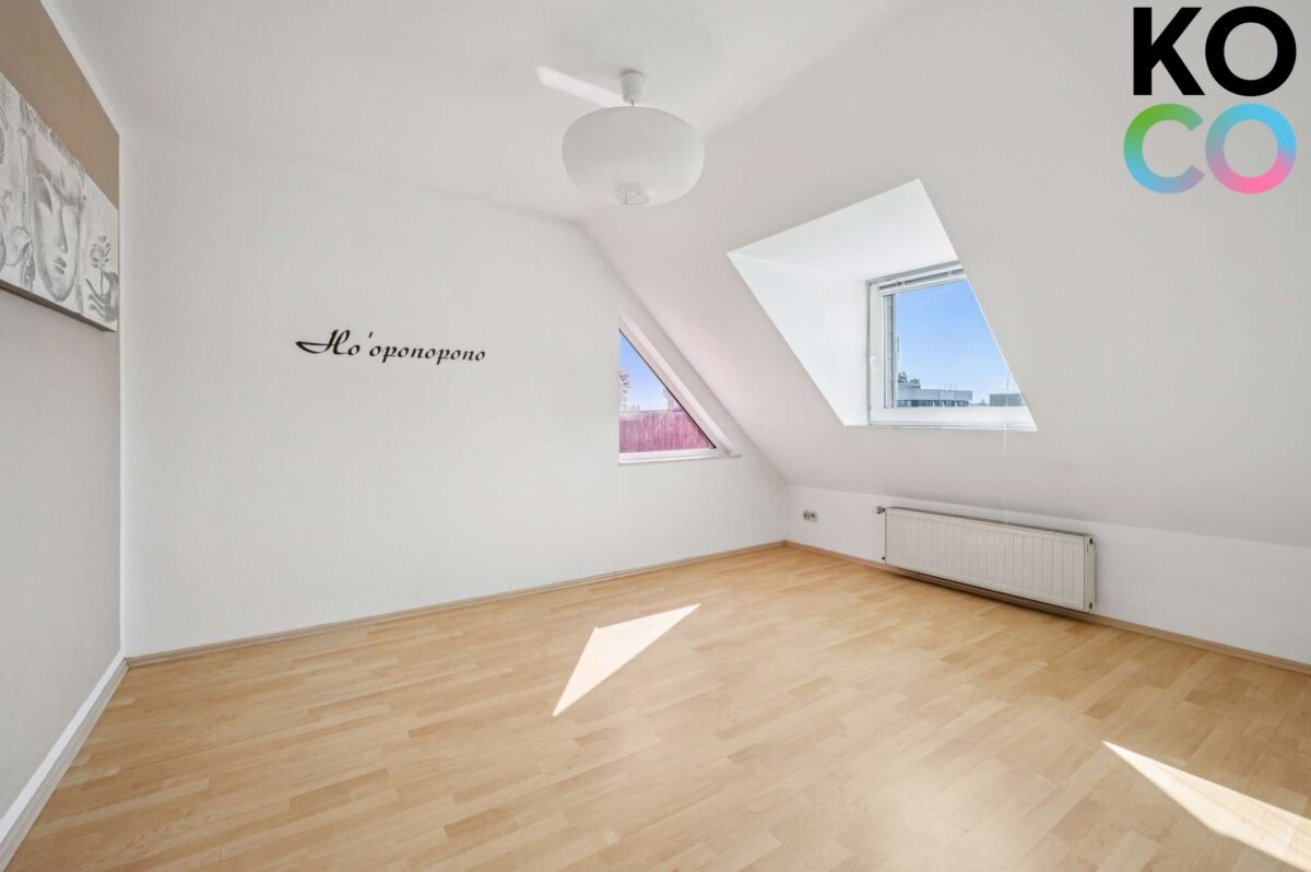 Helles Schlafzimmer mit besonderer Fensterarchitektur