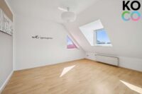 Helles Schlafzimmer mit besonderer Fensterarchitektur