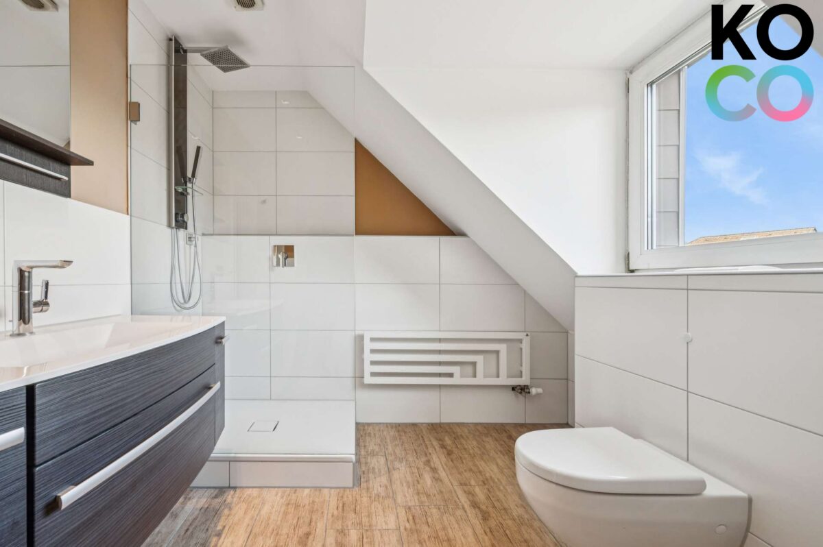 Modernes Badezimmer mit Dusche und Wanne