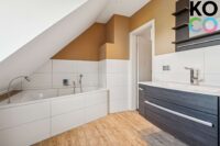 Modernes Badezimmer mit Dusch und Wanne