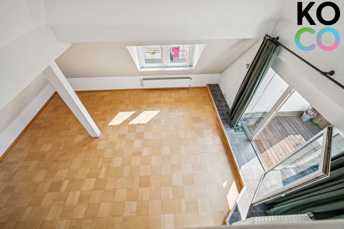 Galerieblick auf den lichtdurchfluteten Wohnbereich mit Dachterrasse
