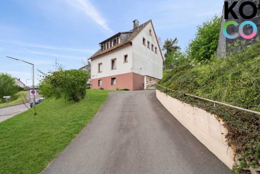 Einfahrt & Vorderansicht - 3 Einheiten. Riesiges Grundstück. Starker Preis – Mehrfamilienhaus mit vielen Möglichkeiten!