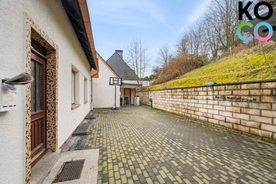 Terrassen- & Hofbereich - 3 Einheiten. Riesiges Grundstück. Starker Preis – Mehrfamilienhaus mit vielen Möglichkeiten!