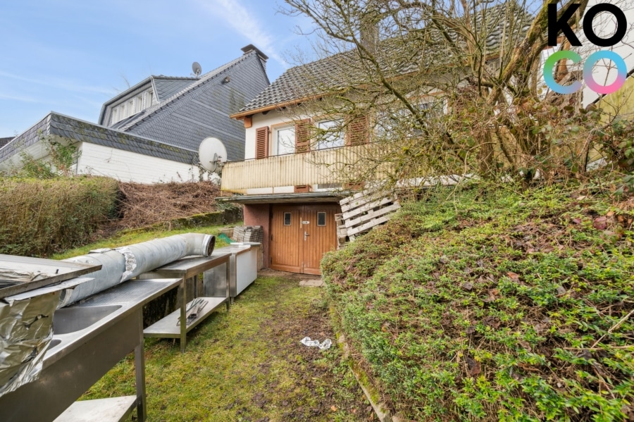 Rückseite mit Balkon und Garten - 3 Einheiten. Riesiges Grundstück. Starker Preis – Mehrfamilienhaus mit vielen Möglichkeiten!