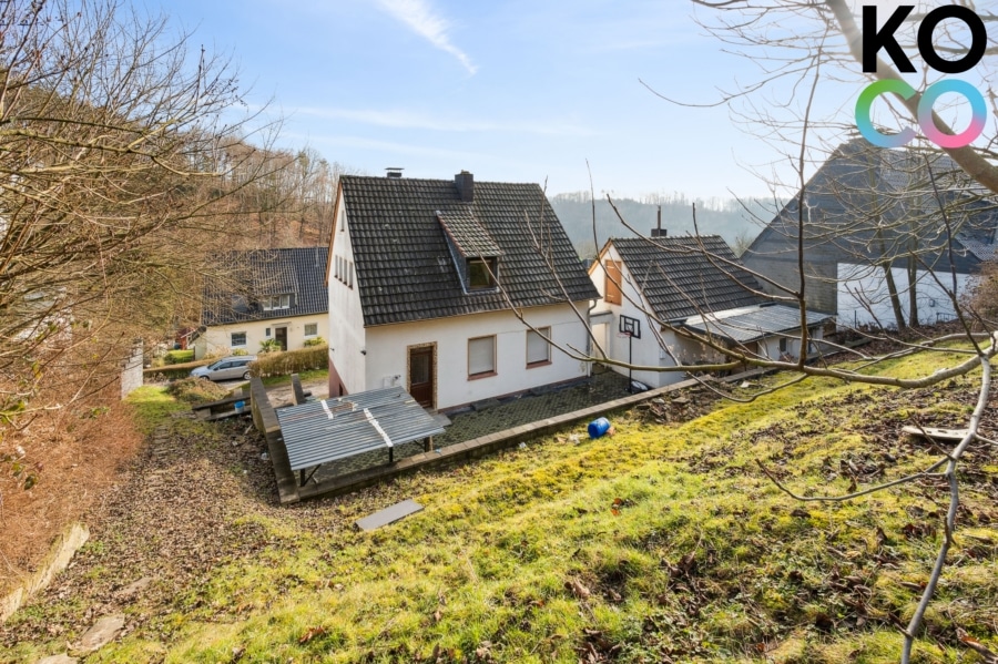 Hausansicht Rückseite - 3 Einheiten. Riesiges Grundstück. Starker Preis – Mehrfamilienhaus mit vielen Möglichkeiten!