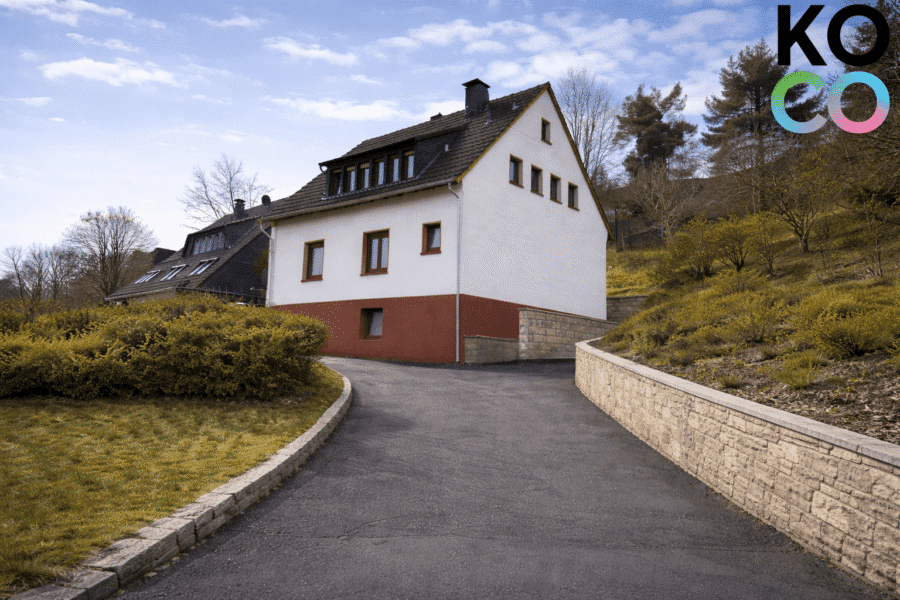 Einfahrt & Vorderansicht (Visualisierter Zustand) - 3 Einheiten. Riesiges Grundstück. Starker Preis – Mehrfamilienhaus mit vielen Möglichkeiten!