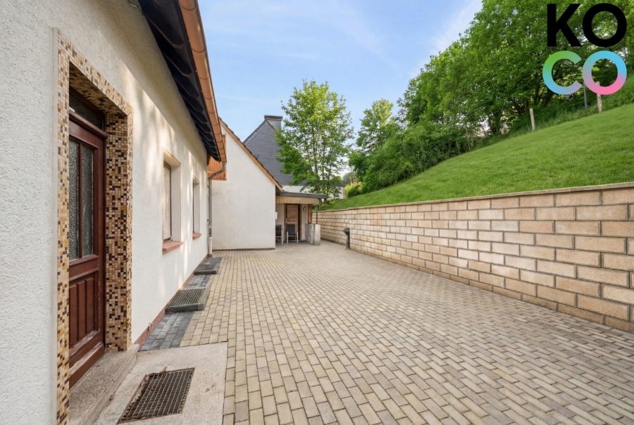 Terrassen- & Hofbereich (Visualisierter Zustand) - 3 Einheiten. Riesiges Grundstück. Starker Preis – Mehrfamilienhaus mit vielen Möglichkeiten!