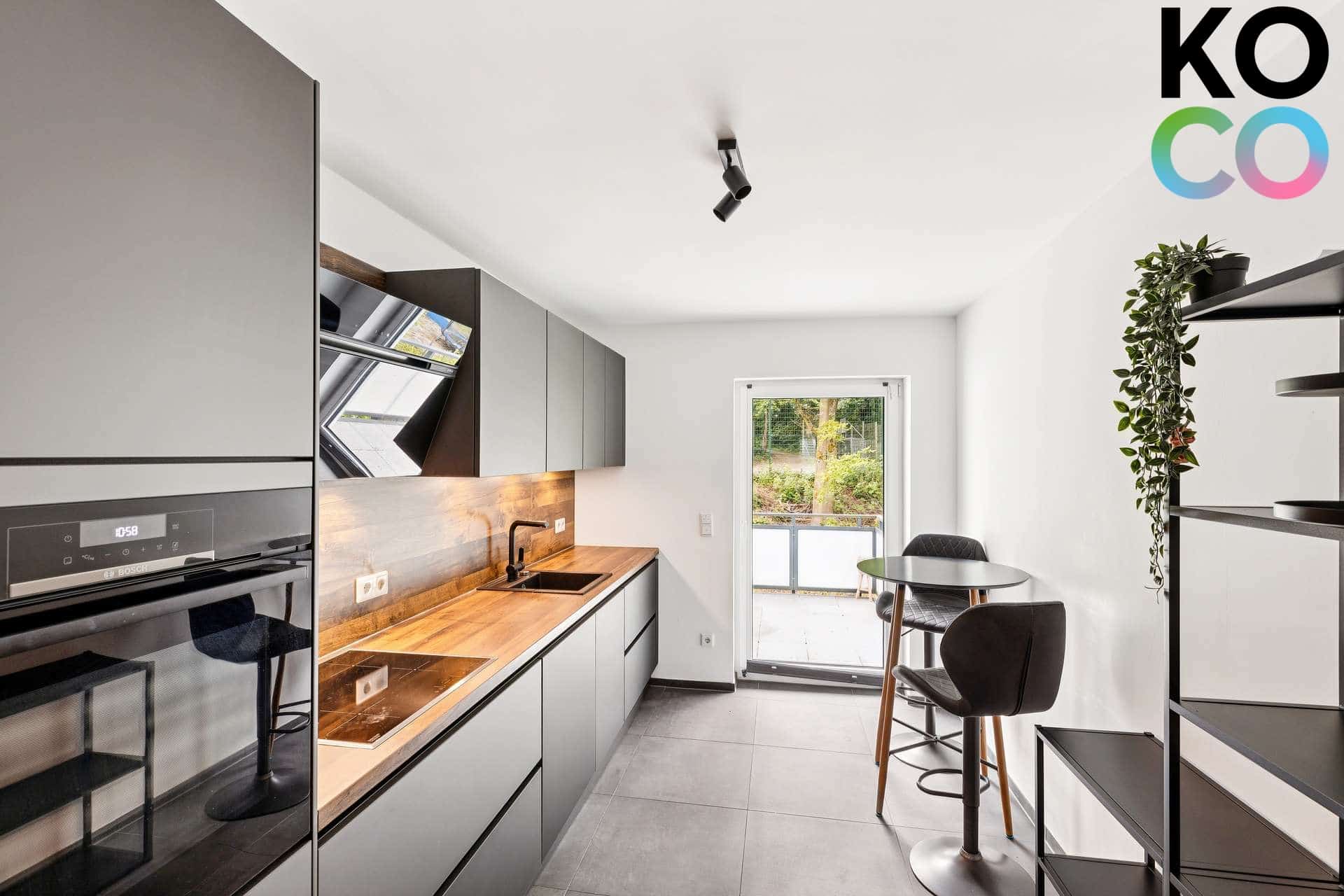 Küche mit Zugang zum Balkon