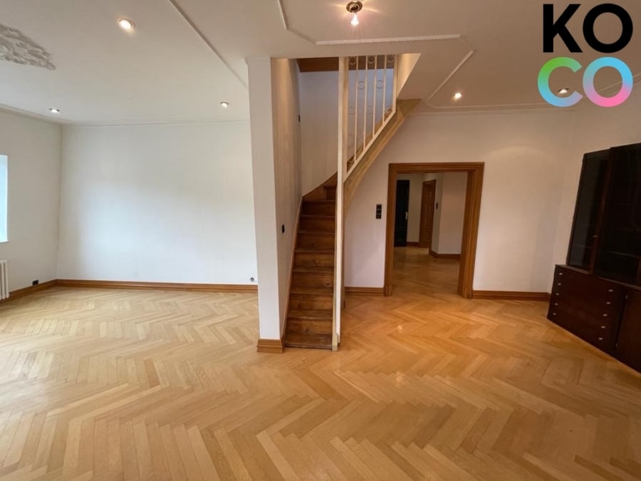 Wohnzimmer mit Zugang Dachzimmer - Wohnen im Selve Palais – Exklusive Maisonette-Wohnung