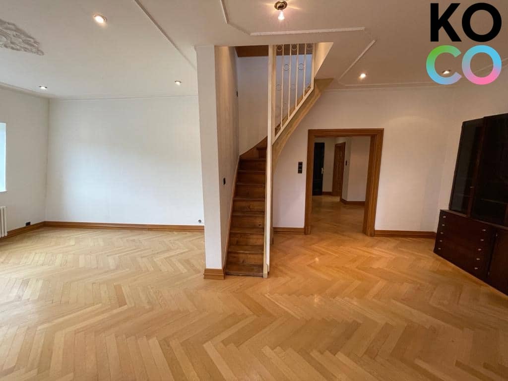 Wohnzimmer mit Zugang Dachzimmer