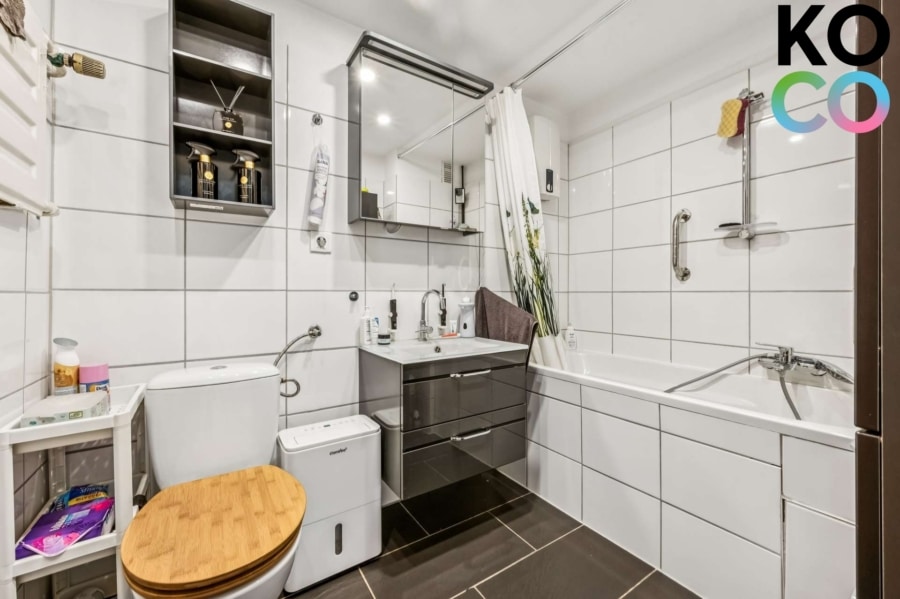 Badezimmer - Charmante 3-Zimmer-Wohnung mit durchdachtem Grundriss in ruhiger Lage von Düsseldorf-Urdenbach